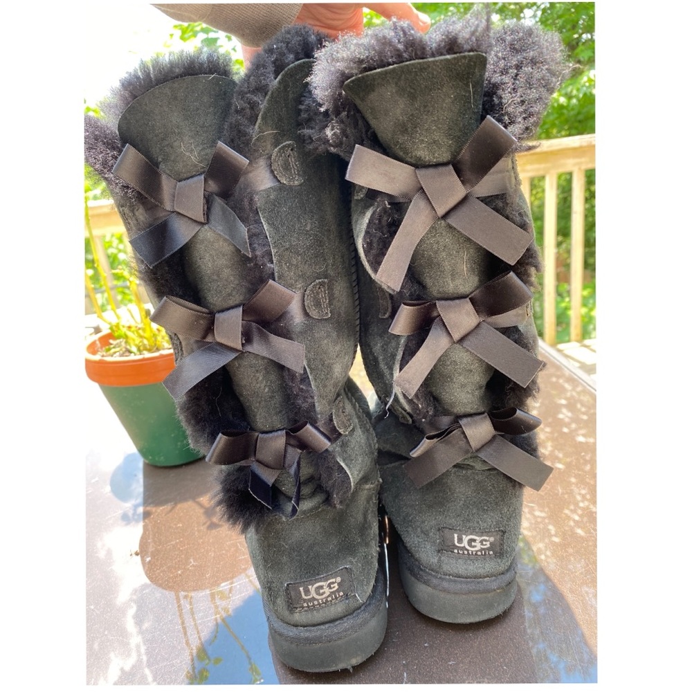 Black Ugg boots